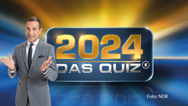 Kai Pflaume lädt im Ersten wieder zum Jahresrückblick der besonderen Art ein. In „2024 – Das Quiz“ lassen Barbara Schöneberger, Günther Jauch, Jan Josef Liefers und Florian Silbereisen die vergangenen zwölf Monate Revue passieren, indem sie knifflige Fragen beantworten. (Foto: NDR)