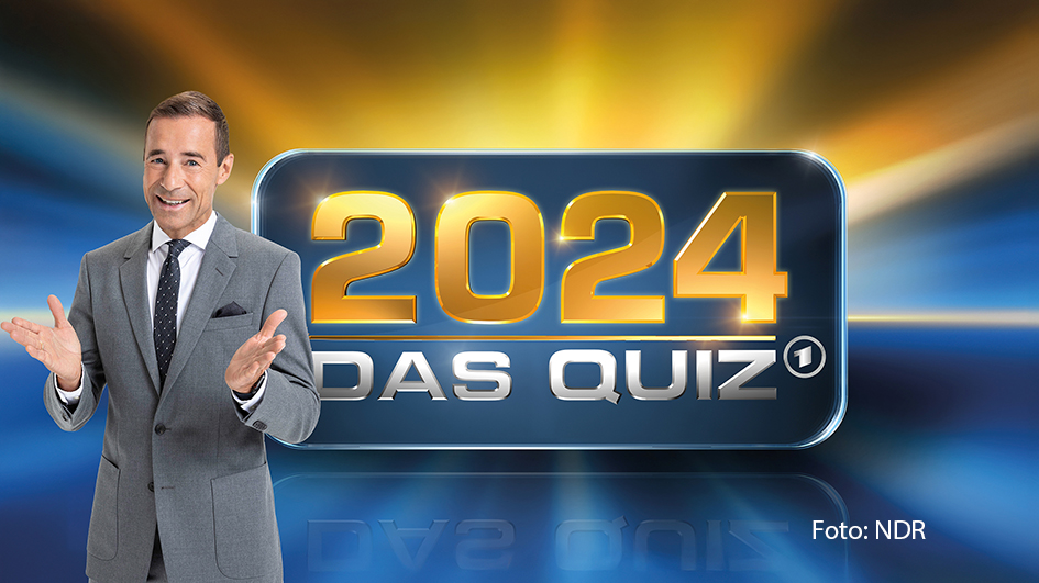 Kai Pflaume lädt im Ersten wieder zum Jahresrückblick der besonderen Art ein. In „2024 – Das Quiz“ lassen Barbara Schöneberger, Günther Jauch, Jan Josef Liefers und Florian Silbereisen die vergangenen zwölf Monate Revue passieren, indem sie knifflige Fragen beantworten. (Foto: NDR)