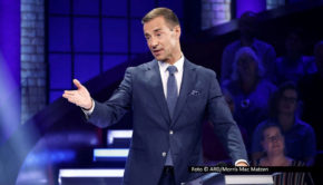 Auch in diesem Jahr blickt Quizmaster Kai Pflaume im Ersten mit prominenten Ratekandidaten auf die Ereignisse der vergangenen zwölf Monate zurück. Günther Jauch, Barbara Schöneberger, Florian Silbereisen und Jan Josef Liefers treten am 27. Dezember zu „2025 – Das Quiz“ an. Foto © ARD/Morris Mac Matzen