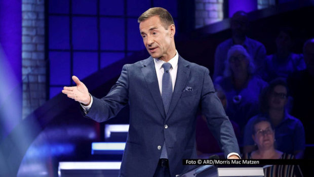 Auch in diesem Jahr blickt Quizmaster Kai Pflaume im Ersten mit prominenten Ratekandidaten auf die Ereignisse der vergangenen zwölf Monate zurück. Günther Jauch, Barbara Schöneberger, Florian Silbereisen und Jan Josef Liefers treten am 27. Dezember zu „2025 – Das Quiz“ an. Foto © ARD/Morris Mac Matzen