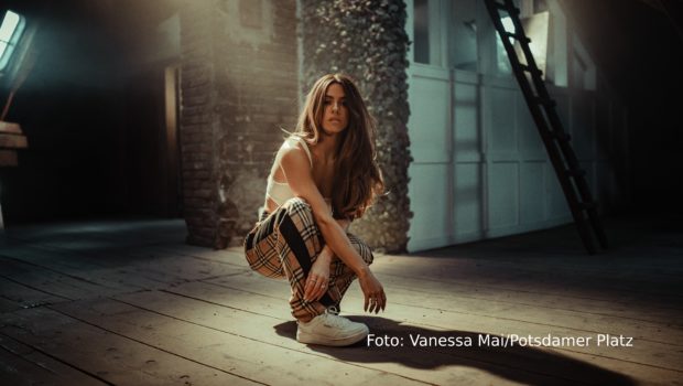 Vor rund 25 Jahren wurde der neugestaltetet Potsdamer Platz im Herzen von Berlin eingeweiht. Zum großen Jubiläum lädt die Hauptstadt daher für zwei volle Tage zum Mitfeiern ein. Ab dem 15. September, dürfen sich die Zuschauerinnen und Zuschauer vor Ort auf Musikstars wie Vanessa Mai, Paulina Carolina und Aisha Vibes freuen. (Foto: Vanessa Mai/Potsdamer Platz)