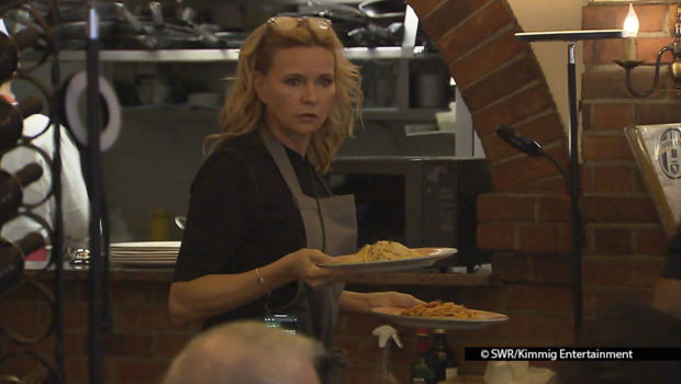 In der ersten Ausgabe des Jahres von „Verstehen Sie Spaß?“ präsentiert Barbara Schöneberger wieder jede Menge neue Spaßfilme mit der versteckten Kamera. In einem der Beiträge wird Schauspielerin Veronica Ferres von ihrem Kollegen Heiner Lauterbach einem Härtetest unterzogen. (Foto: © SWR/Kimmig Entertainment)