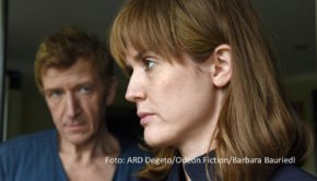 In der ARD-Serie „37 Sekunden“, deren lineare Ausstrahlung am 15. August startet, wird der von Jens Albinus gespielte Popmusiker Carsten wegen Vergewaltigung angezeigt. Seine von Emily Cox dargestellte Tochter gerät deswegen als idealistische Anwältin in einen Gewissenskonflikt. (Foto: ARD Degeto/Odeon Fiction/Barbara Bauriedl)