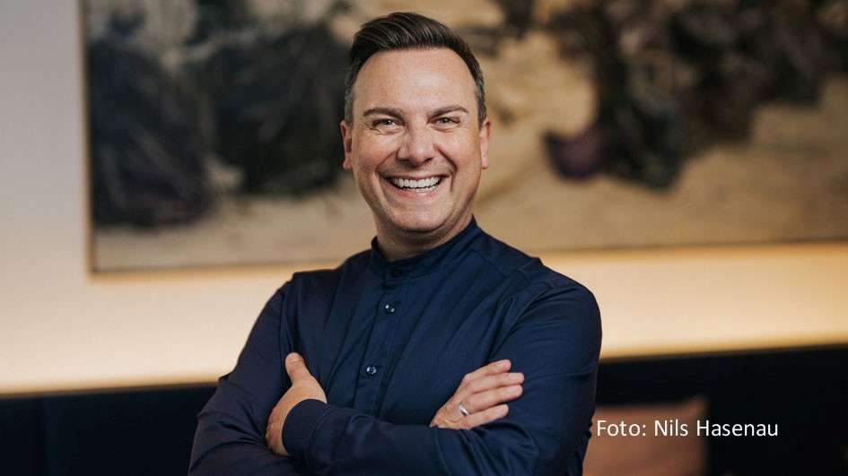 Eine neue Ausgabe des Radio Bremen-Talkshow-Klassikers „3nach9“ steht am 3. November auf dem Programm. Zu Gast sind diesmal u.a. Spitzenkoch Tim Raue, Schlager-Routinier Howard Carpendale und Kinderbuchautorin Cornelia Funke. (Foto: Nils Hasenau)