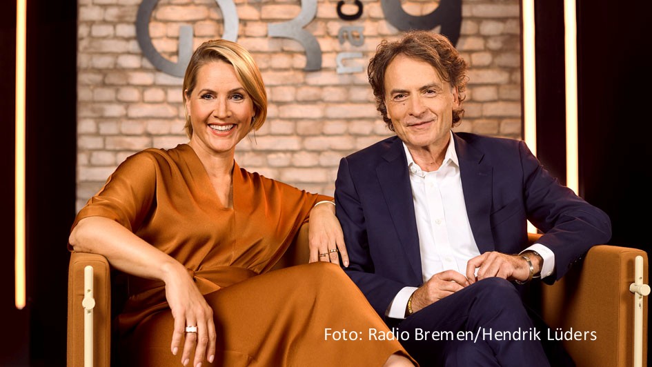 Ab 2025 geht die von Judith Rakers und Giovanni di Lorenzo moderierte Radio Bremen-Talkshow „3nach9“ mit erhöhter Reichweite an den Start. Die zehn neuen Ausgaben pro Jahr werden neben NDR/Radio Bremen und HR dann auch regelmäßig im TV-Programm des WDR ausgestrahlt. (Foto: Radio Bremen/Hendrik Lüders)