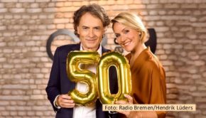 Jubiläumsstimmung bei „3nach9“. Die Radio Bremen-Talkshow ist seit 50 Jahren regelmäßig auf Sendung. Das Moderations-Duo Judith Rakers und Giovanni di Lorenzo feiert am 15. November mit einer aktuellen Ausgabe und einem anschließenden Special mit Highlights aus fünf Jahrzehnten. (Foto: Radio Bremen/Hendrik Lüders)