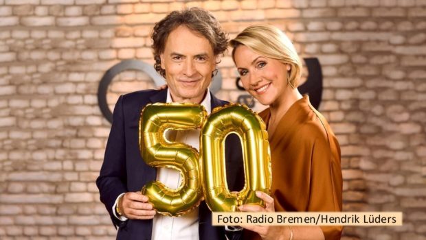 Jubiläumsstimmung bei „3nach9“. Die Radio Bremen-Talkshow ist seit 50 Jahren regelmäßig auf Sendung. Das Moderations-Duo Judith Rakers und Giovanni di Lorenzo feiert am 15. November mit einer aktuellen Ausgabe und einem anschließenden Special mit Highlights aus fünf Jahrzehnten. (Foto: Radio Bremen/Hendrik Lüders)