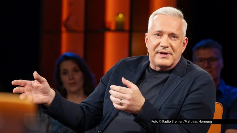 Eine neue Ausgabe des Talkshow-Klassikers „3nach9“ läuft am 17. Juli im Radio Bremen/NDR Fernsehen sowie bei WDR und HR. Zu Gast sind u.a. Spitzenkoch Alexander Herrmann, Psychologe Leon Windscheid, Schauspieler Walter Sittler und dessen Frau, die Regisseurin Sigrid Klausmann. Foto © Radio Bremen/Matthias Hornung