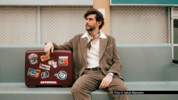 Am 17. Oktober gibt’s eine neue Ausgabe des Radio Bremen-Klassikers „3nach9“. Gäste in der von Judith Rakers und Giovanni di Lorenzo moderierten Talkshow sind u.a. Sänger Álvaro Soler, Schauspielerin Katrin Sass, Starkoch Johann Lafer und Ex-Werder-Trainer Thomas Schaaf. Foto © Jakob Marwein