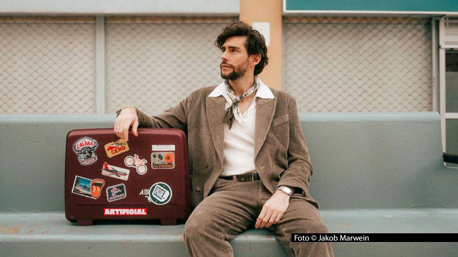 Am 17. Oktober gibt’s eine neue Ausgabe des Radio Bremen-Klassikers „3nach9“. Gäste in der von Judith Rakers und Giovanni di Lorenzo moderierten Talkshow sind u.a. Sänger Álvaro Soler, Schauspielerin Katrin Sass, Starkoch Johann Lafer und Ex-Werder-Trainer Thomas Schaaf. Foto © Jakob Marwein