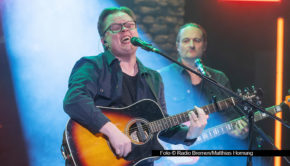 In der Radio Bremen-Talkshow „3nach9“ stellte Angelo Kelly nach einer dreijährigen kreativen Pause sein neues Album „Alive“ vor. Im Gespräch mit Judith Rakers erinnerte er sich zudem an einen merkwürdigen Fan-Moment aus seiner Zeit als jüngstes Mitglied der legendären Kelly Family. (Foto © Radio Bremen/Matthias Hornung)