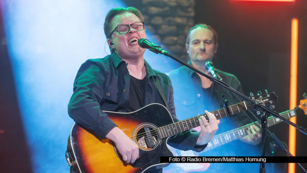 In der Radio Bremen-Talkshow „3nach9“ stellte Angelo Kelly nach einer dreijährigen kreativen Pause sein neues Album „Alive“ vor. Im Gespräch mit Judith Rakers erinnerte er sich zudem an einen merkwürdigen Fan-Moment aus seiner Zeit als jüngstes Mitglied der legendären Kelly Family. (Foto © Radio Bremen/Matthias Hornung)