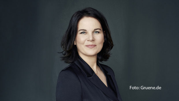 Judith Rakers und Giovanni di Lorenzo laden am Freitag, den 1. Dezember zu einer neuen Ausgabe von „3nach9“ im Radio Bremen- und NDR-Fernsehen ein. Diesmal sind u.a. Bundesaußenministerin Annalena Baerbock, Musiker Max Raabe und Radsportler Jan Ullrich zu Gast. (Foto: Gruene.de)