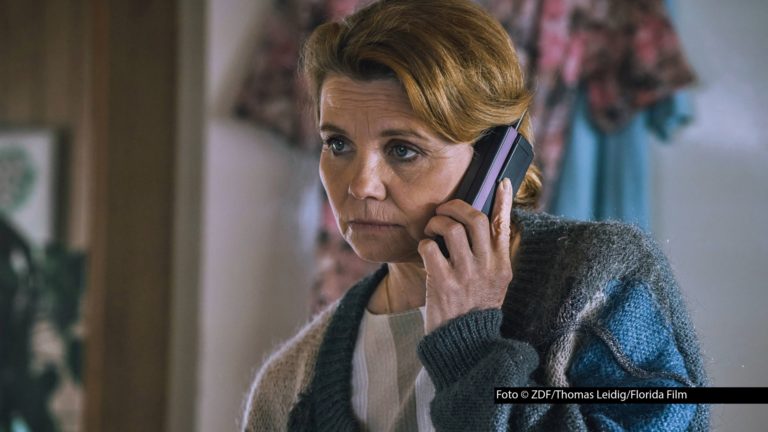 Schauspielerin Annette Frier spricht am 22. Mai in der Radio Bremen-Talkshow „3nach9“ u.a. über ihre Rolle in dem ZDF-Biopic „Olivia“. Zu Gast bei Judith Rakers und Giovanni di Lorenzo ist zudem der frühere Bundeswirtschaftsminister und Vizekanzler Robert Habeck. Foto © ZDF/Thomas Leidig/Florida Film