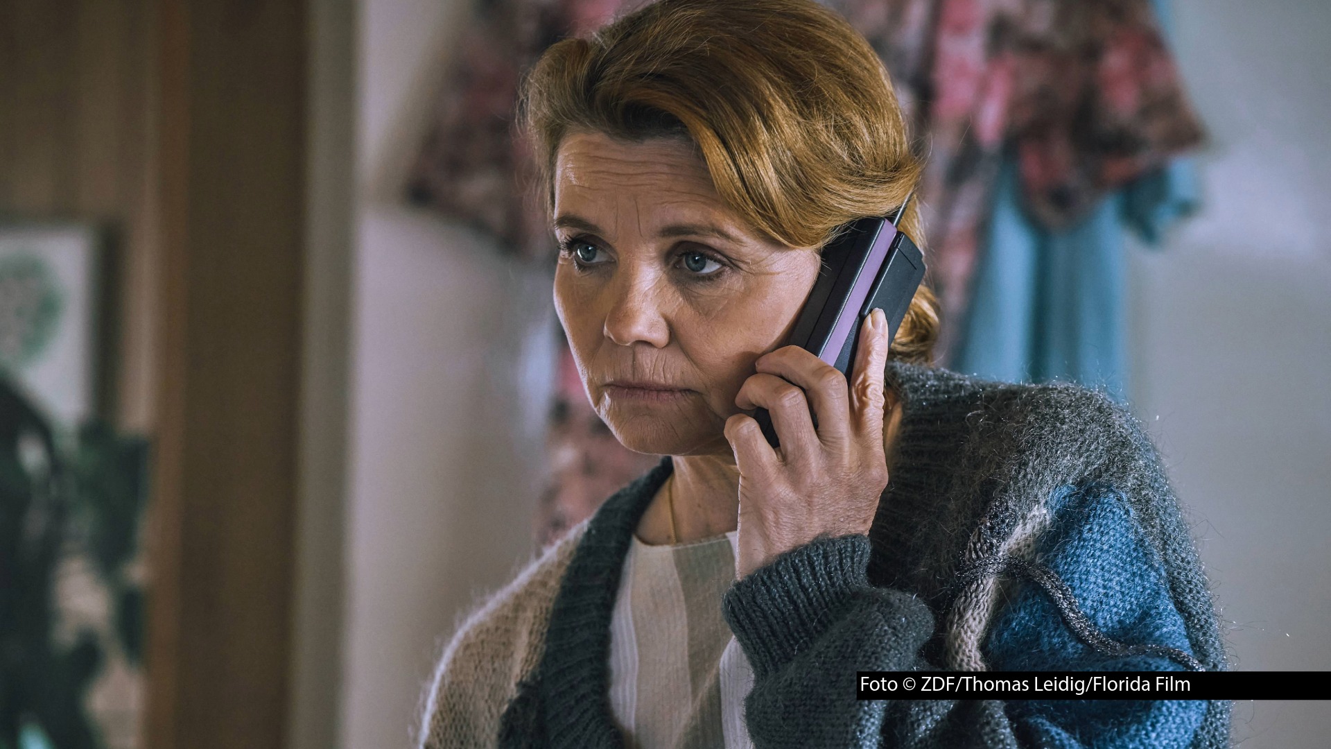 Schauspielerin Annette Frier spricht am 22. Mai in der Radio Bremen-Talkshow „3nach9“ u.a. über ihre Rolle in dem ZDF-Biopic „Olivia“. Zu Gast bei Judith Rakers und Giovanni di Lorenzo ist zudem der frühere Bundeswirtschaftsminister und Vizekanzler Robert Habeck. Foto © ZDF/Thomas Leidig/Florida Film