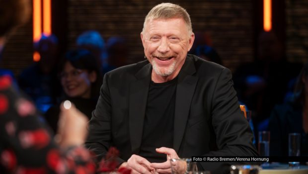 Boris Becker ist am 19. Dezember zum ersten Mal zu Gast in der Radio Bremen-Talkshow „3nach9“. Im Gespräch mit Judith Rakers und Giovanni di Lorenzo verrät der ehemalige Tennisprofi u.a., wie er seiner erst rund vier Wochen alten Tochter schon jetzt Tennis beibringt. Foto © Radio Bremen/Verena Hornung