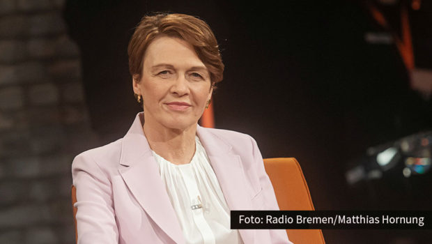 Bereits seit Längerem war klar, dass Elke Büdenbender wieder als Richterin arbeiten will. In der Karfreitagsausgabe der Radio Bremen-Talkshow „3nach9“ bestätigt die Ehefrau von Bundespräsident Frank-Walter Steinmeier nun, dass sie am 2. Mai in den aktiven Dienst zurückkehren werde. (Foto: Radio Bremen/Matthias Hornung)