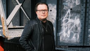 Nach rund drei Jahren Auszeit meldet sich der Musiker Angelo Kelly zurück. In der neuen Ausgabe von „3nach9“ spricht er am 30. Januar mit Judith Rakers und Giovanni di Lorenzo über seine bewusste Pause, persönliche Neuorientierung und sein neues Album, das im Februar erscheint. Foto © Angelo Kelly