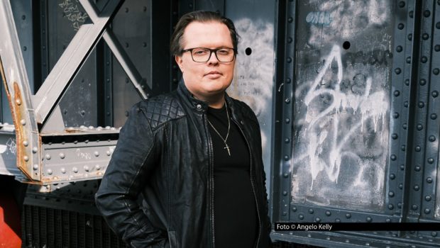 Nach rund drei Jahren Auszeit meldet sich der Musiker Angelo Kelly zurück. In der neuen Ausgabe von „3nach9“ spricht er am 30. Januar mit Judith Rakers und Giovanni di Lorenzo über seine bewusste Pause, persönliche Neuorientierung und sein neues Album, das im Februar erscheint. Foto © Angelo Kelly