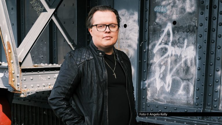 Nach rund drei Jahren Auszeit meldet sich der Musiker Angelo Kelly zurück. In der neuen Ausgabe von „3nach9“ spricht er am 30. Januar mit Judith Rakers und Giovanni di Lorenzo über seine bewusste Pause, persönliche Neuorientierung und sein neues Album, das im Februar erscheint. Foto © Angelo Kelly