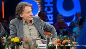 Erstmals in seiner 33-jährigen Laufbahn als Gastgeber der Radio Bremen-Talkshow „3nach9“ moderiert Giovanni di Lorenzo allein. Der Grund: Seine Kollegin Judith Rakers wurde positiv auf das Corona-Virus getestet. Zu Gast am Freitag sind u.a. Claus Kleber, Bärbel Schäfer sowie Wolfgang und Caroline Bosbach. (Foto: Radio Bremen/Matthias Hornung)