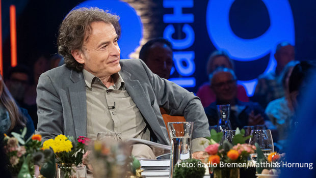 Erstmals in seiner 33-jährigen Laufbahn als Gastgeber der Radio Bremen-Talkshow „3nach9“ moderiert Giovanni di Lorenzo allein. Der Grund: Seine Kollegin Judith Rakers wurde positiv auf das Corona-Virus getestet. Zu Gast am Freitag sind u.a. Claus Kleber, Bärbel Schäfer sowie Wolfgang und Caroline Bosbach. (Foto: Radio Bremen/Matthias Hornung)
