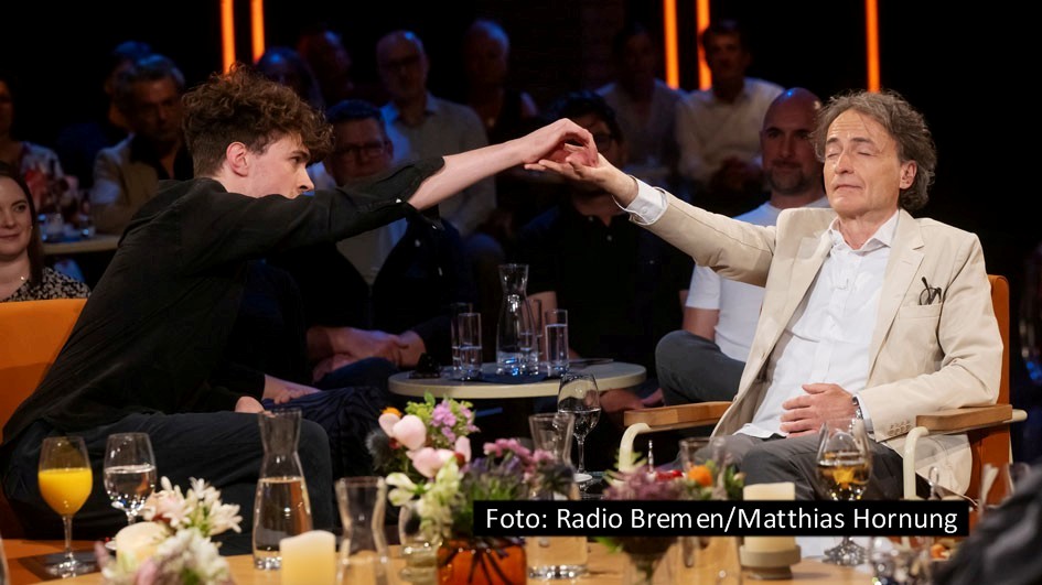 In der aktuellen Ausgabe der Radio Bremen-Talkshow „3nach9“, die am 14. Juli ausgestrahlt wird, lässt sich Gastgeber Giovanni di Lorenzo auf ein Experiment ein: Der Mentalist Timon Krause hypnotisiert ihn vor laufender Kamera. (Foto: Radio Bremen/Matthias Hornung)