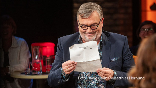 Nach der Berichterstattung über seine sehr wahrscheinliche Verwandtschaft mit dem englischen Königshaus präsentierte der Entertainer und Bestsellerautor in der Radio Bremen-Talkshow „3nach9“ ein offizielles Behördenschreiben aus Umbrien. (Foto: Radio Bremen/Matthias Hornung)