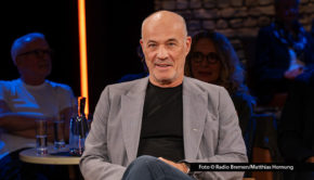 40 Jahre nach dem Erfolg mit dem Kultfilm „Männer“ spricht Schauspielstar Heiner Lauterbach in der Radio Bremen-Talkshow „3nach9“ über glückliche und unglückliche Zufälle sowie seine Freundschaft mit Uwe Ochsenknecht. (Foto © Radio Bremen/Matthias Hornung)