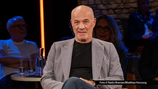 40 Jahre nach dem Erfolg mit dem Kultfilm „Männer“ spricht Schauspielstar Heiner Lauterbach in der Radio Bremen-Talkshow „3nach9“ über glückliche und unglückliche Zufälle sowie seine Freundschaft mit Uwe Ochsenknecht. (Foto © Radio Bremen/Matthias Hornung)