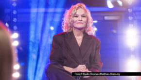 In der Radio Bremen-Talkshow „3nach9” sprach die Sängerin über Liebe und Tod. Sie gewährte Einblicke in ihre Kindheit, berichtete von der Entsorgung alter Liebesbriefe und der Möglichkeit einer neuen Liebe in ihrem Leben. (Foto © Radio Bremen/Matthias Hornung)
