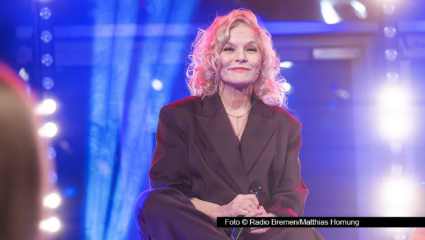 In der Radio Bremen-Talkshow „3nach9” sprach die Sängerin über Liebe und Tod. Sie gewährte Einblicke in ihre Kindheit, berichtete von der Entsorgung alter Liebesbriefe und der Möglichkeit einer neuen Liebe in ihrem Leben. (Foto © Radio Bremen/Matthias Hornung)