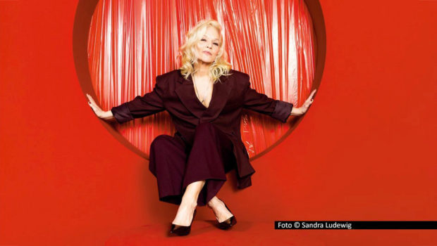 Eine neue Ausgabe der Radio Bremen-Talkshow „3nach9“ steht am 14. November auf dem Programm. Zu Gast sind u.a. Entertainerin Ina Müller, die auch ihr neues Album „6.0“ im Gepäck hat, sowie Hundetrainer Martin Rütter und Wissenschaftsjournalist Dirk Steffens. (Foto © Sandra Ludewig)