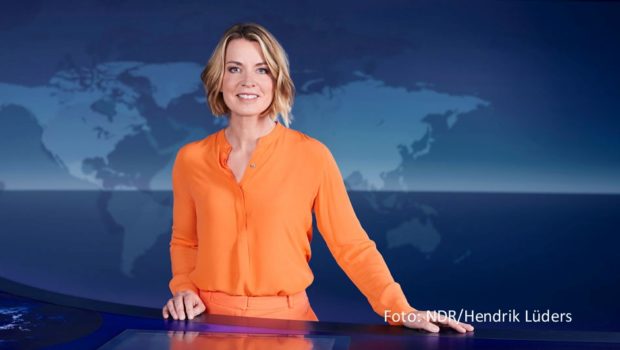 Am 23. August läuft die erste Ausgabe der Radio Bremen-Talkshow „3nach9“ nach der Sommerpause 2024. Die Gastgeber Judith Rakers und Giovanni di Lorenzo begrüßen dazu u.a. die Journalistin Jessy Wellmer, den Mentalisten Timon Krause und Doppel-Olympiasiegerin Jessica von Bredow-Werndl. (Foto: NDR/Hendrik Lüders)