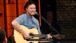 In der Radio Bremen-Talkshow „3nach9“ zeigte sich Singer-Songwriter Johannes Oerding sehr aufgeschlossen für die Idee, zur Fußball-Weltmeisterschaft ein Lied mit der Nationalelf aufzunehmen. Der ebenfalls anwesende Weltmeister Pierre Littbarski reagierte begeistert: „Ich ruf den Nagelsmann an!“ (Foto © Radio Bremen/Matthias Hornung)