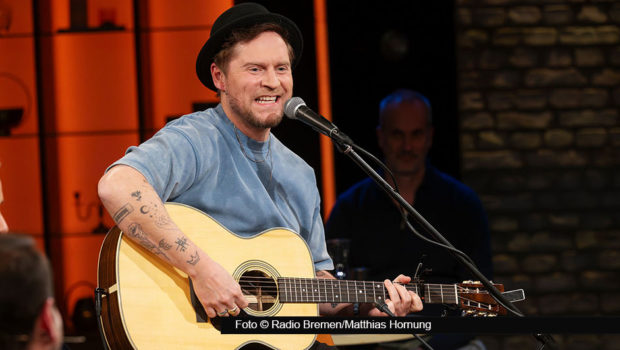 In der Radio Bremen-Talkshow „3nach9“ zeigte sich Singer-Songwriter Johannes Oerding sehr aufgeschlossen für die Idee, zur Fußball-Weltmeisterschaft ein Lied mit der Nationalelf aufzunehmen. Der ebenfalls anwesende Weltmeister Pierre Littbarski reagierte begeistert: „Ich ruf den Nagelsmann an!“ (Foto © Radio Bremen/Matthias Hornung)
