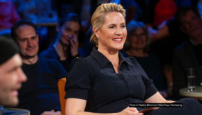 Singer-Songwriter Aki Bosse gab am 24. April sein „3nach9“-Debüt. Dabei erinnerte sich Moderatorin Judith Rakers an einen Fauxpas bei ihrer ersten Begegnung mit dem bekannten Popstar. Ihr sei überhaupt nicht klar gewesen, mit wem sie es zu tun hatte, und fragte: „Singst du im Chor?“ (Foto © Radio Bremen/Matthias Hornung)