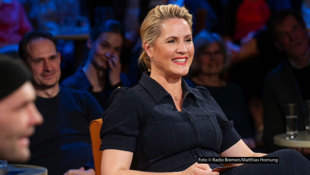 Singer-Songwriter Aki Bosse gab am 24. April sein „3nach9“-Debüt. Dabei erinnerte sich Moderatorin Judith Rakers an einen Fauxpas bei ihrer ersten Begegnung mit dem bekannten Popstar. Ihr sei überhaupt nicht klar gewesen, mit wem sie es zu tun hatte, und fragte: „Singst du im Chor?“ (Foto © Radio Bremen/Matthias Hornung)