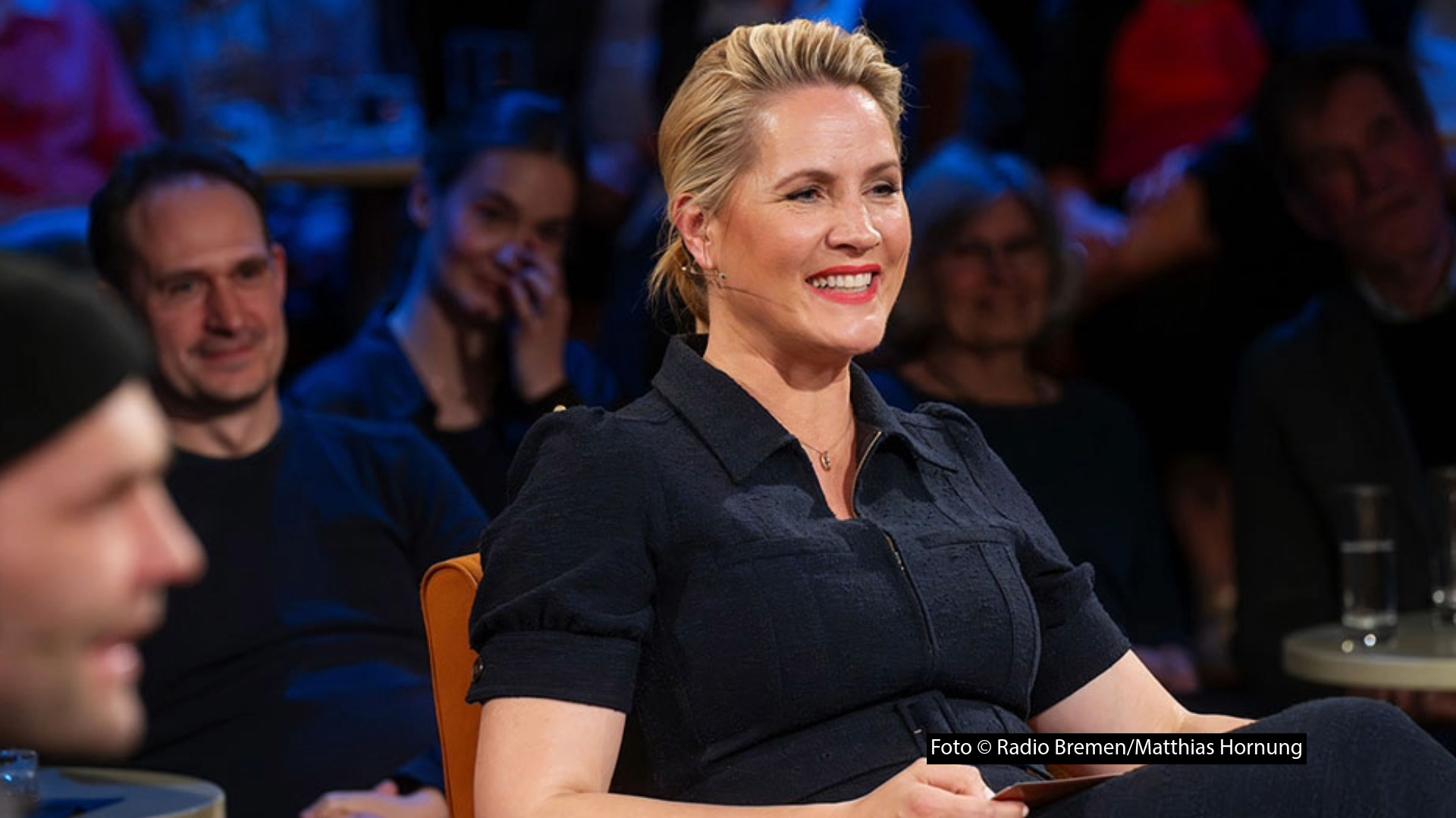 Singer-Songwriter Aki Bosse gab am 24. April sein „3nach9“-Debüt. Dabei erinnerte sich Moderatorin Judith Rakers an einen Fauxpas bei ihrer ersten Begegnung mit dem bekannten Popstar. Ihr sei überhaupt nicht klar gewesen, mit wem sie es zu tun hatte, und fragte: „Singst du im Chor?“ (Foto © Radio Bremen/Matthias Hornung)
