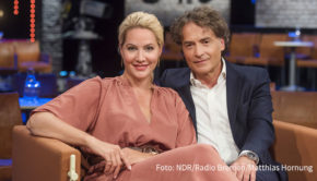 Der Sommer geht so langsam zu Ende und „3nach9“ ist wieder da: Im Studio an der Weser begrüßen Judith Rakers und Giovanni di Lorenzo heute Abend u.a. die beiden Fernsehpreis-Nominees Katrin Eigendorf und Michael „Bully“ Herbig. (Foto: NDR/Radio Bremen/Matthias Hornung)