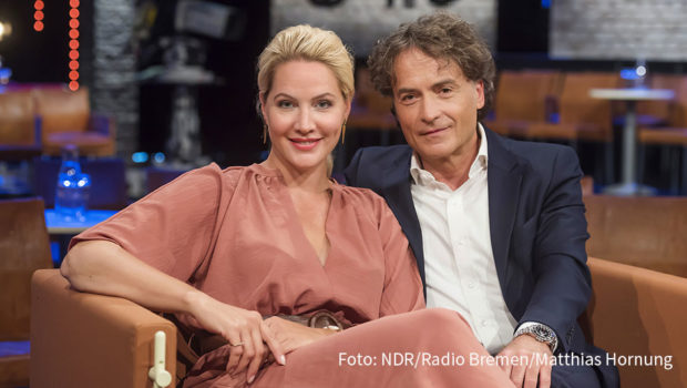 Der Sommer geht so langsam zu Ende und „3nach9“ ist wieder da: Im Studio an der Weser begrüßen Judith Rakers und Giovanni di Lorenzo heute Abend u.a. die beiden Fernsehpreis-Nominees Katrin Eigendorf und Michael „Bully“ Herbig. (Foto: NDR/Radio Bremen/Matthias Hornung)