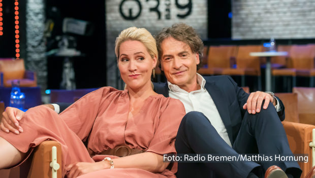 Bei „3nach9“ wird’s am 3. Mai ziemlich musikalisch. Das Gastgeberduo Judith Rakers und Giovanni di Lorenzo begrüßt am Abend u.a. die Sängerin Lena Meyer-Landrut und den Musiker Jan Delay. Beide sprechen über die Anfänge ihrer Karrieren und zukünftige Pläne. (Foto: Radio Bremen/Matthias Hornung)