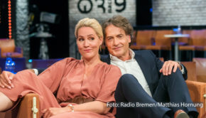 Am morgigen 20. Januar laden Judith Rakers und Giovanni di Lorenzo um 22:30 Uhr zu einer neuen Ausgabe der Radio Bremen-Talkshow „3nach9“ ein. Zu Gast sind u.a. der Moderator Markus Lanz, Entertainer Helge Schneider und der Schauspieler Klaus Maria Brandauer. (Foto: Radio Bremen/Matthias Hornung)