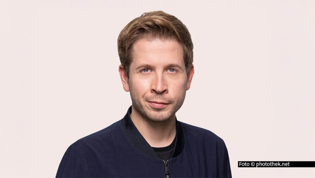 Bei „3nach9“ spricht Kevin Kühnert erstmals im Fernsehen über seinen überraschenden Rückzug aus der Politik – ausgelöst durch massive Bedrohungen und Angriffe. Die Gastgeber Judith Rakers und Giovanni di Lorenzo begrüßen u.a. auch Entertainer Giovanni Zarrella und Schauspielerin Katja Riemann. Foto © photothek.net