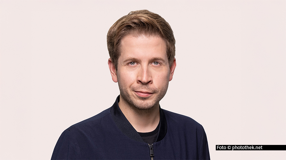 Bei „3nach9“ spricht Kevin Kühnert erstmals im Fernsehen über seinen überraschenden Rückzug aus der Politik – ausgelöst durch massive Bedrohungen und Angriffe. Die Gastgeber Judith Rakers und Giovanni di Lorenzo begrüßen u.a. auch Entertainer Giovanni Zarrella und Schauspielerin Katja Riemann. Foto © photothek.net