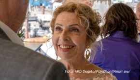 In der ersten Ausgabe der Radio Bremen-Talkshow „3nach9“ im Jahr 2024 sind u.a. die Schauspielerin Michaela May, der ehemalige Profiboxer Henry Maske, der Kabarettist Florian Schroeder und die Schriftstellerin Ildikó von Kürthy zu Gast. Sendetermin ist der 2. Februar. (Foto: ARD Degeto/Polyphon/Neumeier)