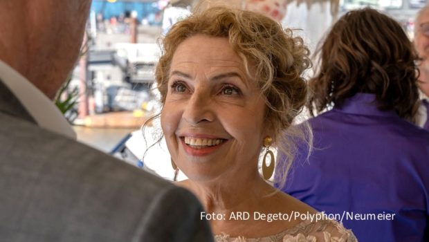 In der ersten Ausgabe der Radio Bremen-Talkshow „3nach9“ im Jahr 2024 sind u.a. die Schauspielerin Michaela May, der ehemalige Profiboxer Henry Maske, der Kabarettist Florian Schroeder und die Schriftstellerin Ildikó von Kürthy zu Gast. Sendetermin ist der 2. Februar. (Foto: ARD Degeto/Polyphon/Neumeier)