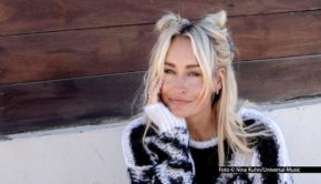 Am 23. Mai steht eine neue Ausgabe der Radio Bremen-Talkshow „3nach9“ auf dem Programm. Sängerin Sarah Connor gibt darin auch eine musikalische Kostprobe aus ihrem neuen Album. Weitere Gäste sind u.a. Rockstar Klaus Meine sowie das Podcast-Duo Anke Engelke und Kristian Thees. Foto © Nina Kuhn/Universal Music