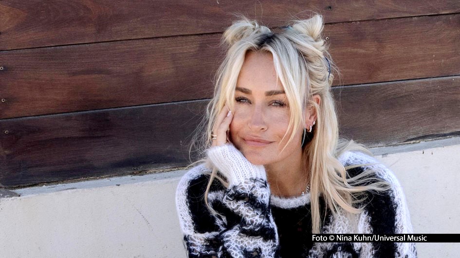 Am 23. Mai steht eine neue Ausgabe der Radio Bremen-Talkshow „3nach9“ auf dem Programm. Sängerin Sarah Connor gibt darin auch eine musikalische Kostprobe aus ihrem neuen Album. Weitere Gäste sind u.a. Rockstar Klaus Meine sowie das Podcast-Duo Anke Engelke und Kristian Thees. Foto © Nina Kuhn/Universal Music