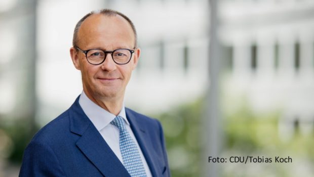 Neben der gewohnten Ausstrahlung im NDR/RB und HR Fernsehen übernimmt der Talkshow-Klassiker „3nach9“ am 28. Juni auch den Sendeplatz des „Kölner Treff“ im WDR. Zu Gast sind u.a. CDU-Chef Friedrich Merz, Schriftstellerin Elke Heidenreich und Modedesigner Guido Maria Kretschmer. (Foto: CDU/Tobias Koch)
